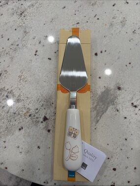 Ceramic Handle Cake Server in White with Floral Accent